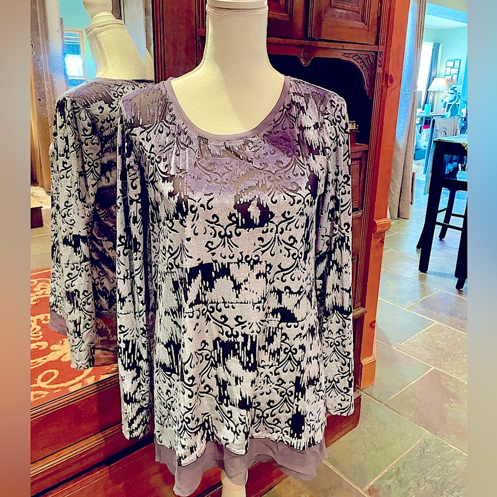 Size M Purple velvet burn out shirt by Simply Vera Wang